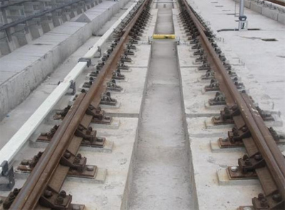 鋼軌接頭對(duì)接和錯(cuò)接的優(yōu)缺點(diǎn)各是什么？煤礦窄軌鐵路如何采用？